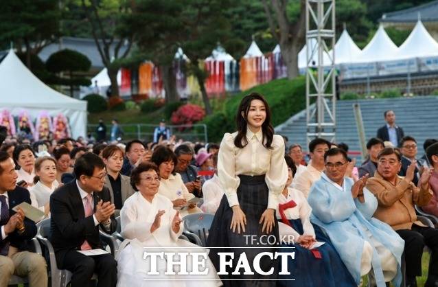 윤석열 대통령 부인 김건희 여사가 9일 오후 충남 서천군 한산모시관 이음무대에서 열린 제33회 한산모시문화제 개막식에서 축사를 하기 위해 단상으로 향하고 있다. /대통령실