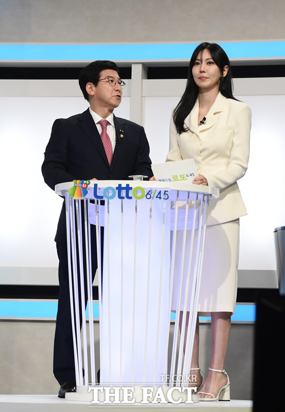 최상대 차관(왼쪽)이 '대국민 로또6/45 추첨 공개방송' 리허설에 참석해 황금손으로 함께 자리한 김소연을 올려다보고 있다.
