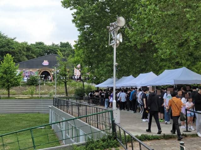 카카오게임즈 '우마무스메 프리티더비' 1주년 행사 참석을 위해 줄을 선 이용자들