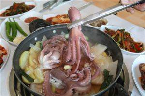 박속세발낙지탕에 칼국수 사리를 넣은 계절의 별미 밀국.