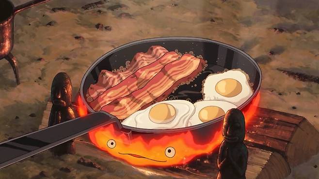 영화 '하울의 움직이는 성' 속 아침 식사 조리 장면. 베이컨에 달걀프라이를 곁들인 이 요리는 '하울 정식'이란 이름으로 인터넷 상에서 인기를 얻었다. /시네마서비스