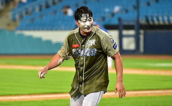 [대구=뉴시스] 이무열 기자   오승환이 한·미·일 통산 500 세이브를 달성한 뒤 선수들이 얼굴에 케익 세리머니를 하며 축하해 주고 있다