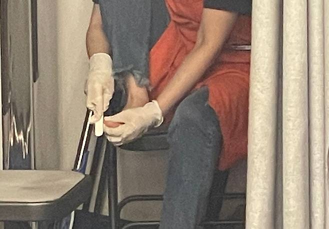 9일 온라인 커뮤니티에는 프랜차이즈 카페 더벤티의 한 매장의 사장이 발을 만지던 손으로 커피를 만들어줬다는 글이 올라왔다. /네이트판