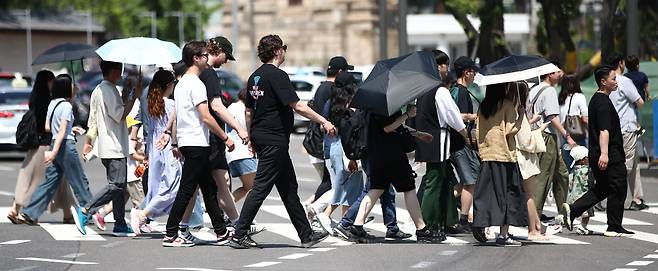 초여름 더위를 보인 6월 4일 서울 종로구 광화문광장에서 양산을 쓴 시민들이 횡단보도를 건너고 있다. /뉴스1