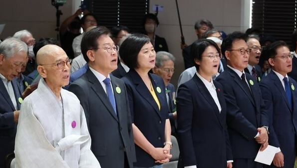 10일 오전 서울 명동대성당 꼬스트홀에서 '민주路 - 같이 걸어온 길, 다시 가야 할 길'을 주제로 '제36주년 6·10 민주항쟁 기념식'이 열리고 있다. 민주화운동기념사업회 이사장 지선스님(왼쪽부터)과 더불어민주당 이재명 대표, 정의당 이정미 대표, 진보당 윤희숙 상임 대표 등 야당 지도부가 '광야에서'를 합창하고 있다.사진=연합뉴스