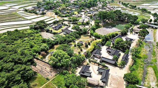 외암마을 전경. 돌다리(오른쪽 위)가 놓인 물길이 반계천이다.