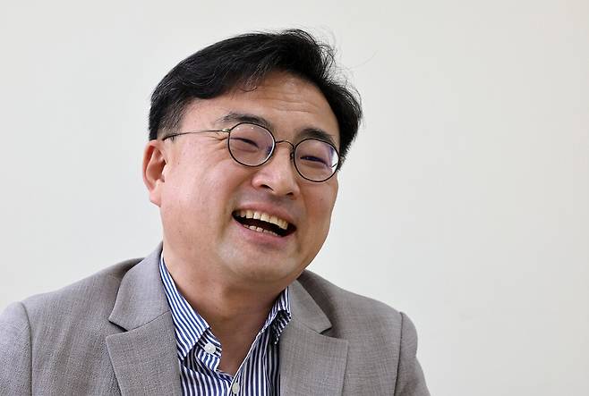라디오 시사프로그램 진행자인 신장식 변호사가 4일 오후 서울 공덕동 한겨레신문사에서 인터뷰하고 있다. 이정용 선임기자 lee312@hani.co.kr
