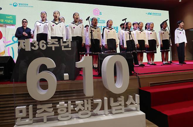 10일 오전 서울 중구 명동성당에서 열린 제36주년 6·10민주항쟁 기념식에서 참석자들이 <광야에서>를 함께 부르고 있다. 백소아 기자