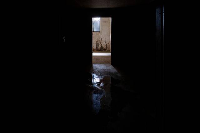 지난해 수도권 폭우 당시 일가족이 고립돼 사망한 서울 관악구의 반지하 주택에 이달 1일까지도 침수의 흔적이 고스란히 남아 있다. 이한호 기자