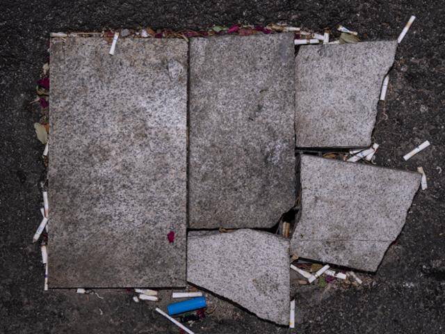 쓰레기 투기와 악취 방지를 위해 빗물받이를 통으로 막아놓은 곳들도 여전했다. 6일 서울 강남구 강남역 번화가의 한 빗물받이 쉽게 치우기 어려운 돌판으로 막혀 있다. 이한호 기자