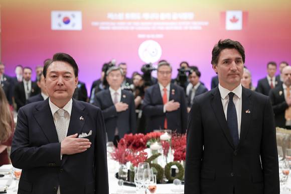 윤석열 대통령이 지난달 17일 청와대 영빈관에서 열린 저스틴 트뤼도 캐나다 총리 방한 공식 만찬에서 애국가 연주에 국기에 대한 경례를 하고 있다. [사진=대통령실]