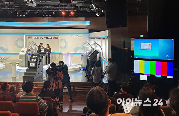 10일 오후 서울 마포구 상암동 MBC 골든마우스홀에서 열린 '대국민 로또6/45 추첨 공개방송'을 앞두고 생방송에 사용될 추첨볼이 PC에 제대로 인식되고 있는지 점검하고 있다. [사진=정소희 기자]