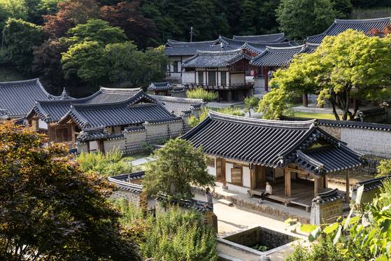 고졸하면서도 기품 있는 도산 서원 전경. 맨 앞에 두 사람이 앉아 있는 집이 퇴계 선생이 직접 설계한 ‘도산서당’이다. 최기웅 기자