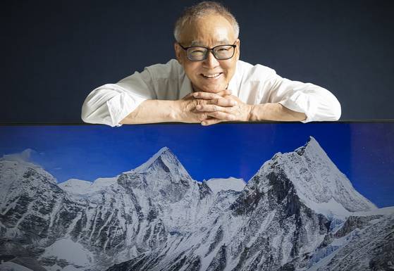 65세 나이에 7대륙 최고봉 등정의 마침표를 찍기 위해 에베레스트(8848m)에 도전했던 한인석 이사장. 에베레스트 정상이 펼쳐진 모니터에 팔을 걸친 그는 “정상에 오르진 못했지만 극한 상황에서 최선을 다했고, 다시 도전할 목표를 남겨놨다는 점에서 만족한다”며 환하게 웃었다. 최영재 기자