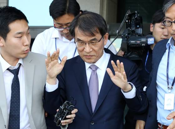 노태악 중앙선거관리위원장이 9일 오후 선관위원 회의를 마친 뒤 청사를 나서고 있다. [뉴스1]