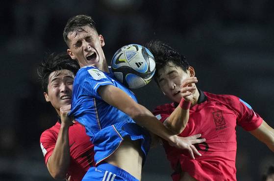 U-20 월드컵 준결승에서 필리포 피우마놀과 박현빈(오른쪽)이 몸싸움을 하고 있다. [AP=뉴시스]