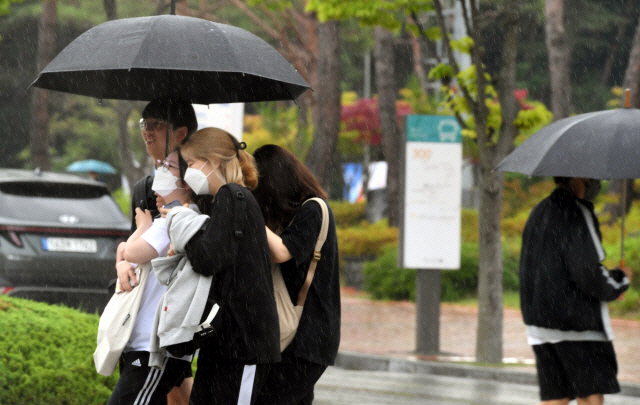▲ 강원대 춘천캠퍼스 학생들이 우산을 쓰고  강의실로 향하고 있는 모습 [강원도민일보 자료사진]