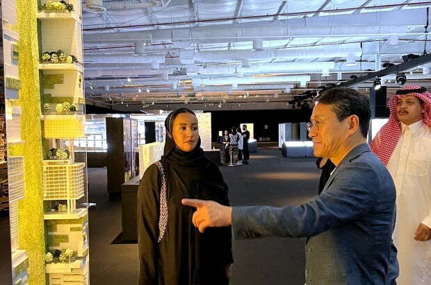 LG전자 조주완 사장(오른쪽 첫 번째)이 지난 1일 사우디아라비아 리야드에서 초대형 미래 신도시 건설 사업 ‘네옴시티’의 전시관을 방문해 관계자의 설명을 듣고 있다. 사진=LG전자 제공