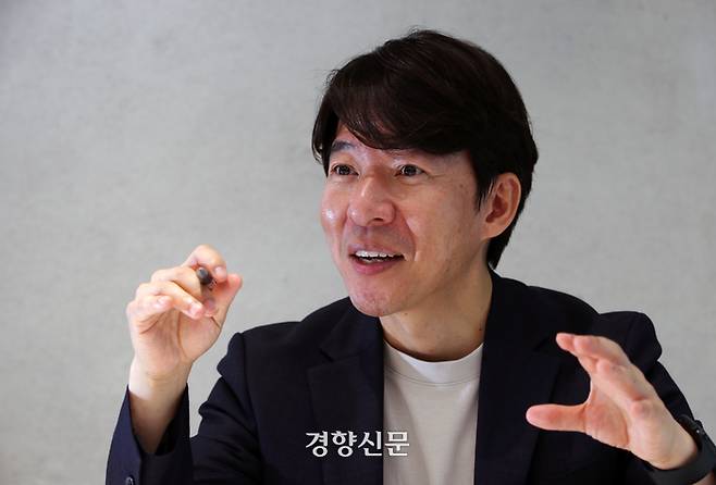 이광수 ‘광수네 복덕방’ 대표가 지난 6월 6일 서울 중구에 있는 메디치미디어 출판사에서 주간경향과 인터뷰를 하고 있다. / 서성일 기자