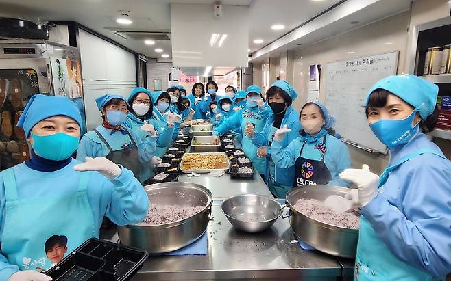 Members of Lim Young-woong's fan club, "Hero Dynasty," participate in volunteer work. (Hero Dynasty)