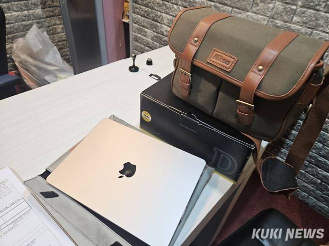 8일 서울 마포구 한 IT전당포에 대출자가 찾아가지 않아 중고로 팔릴 예정인 맥북과 카메라가가 놓여있다. 사진=정진용 기자