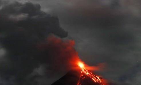 용암과 화산재 뿜어내는 마욘 화산. 연합뉴스