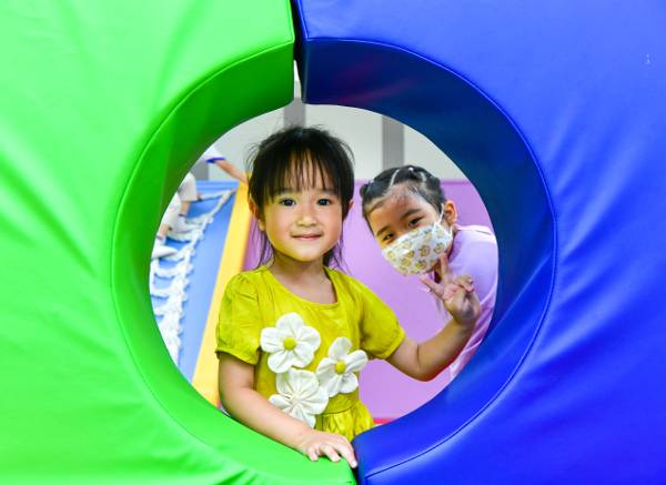 복된교회 실내놀이터 아이드림에서 미끄럼틀을 타는 아이들. 부천=신석현 포토그래퍼