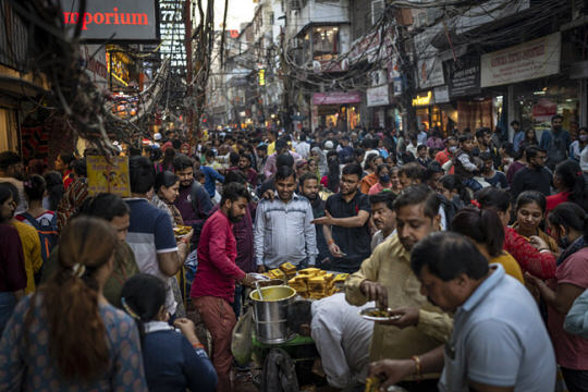 인도 뉴델리의 한 시장의 모습. AP 뉴시스