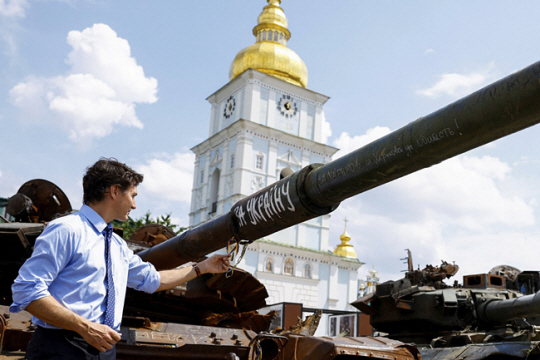 트뤼도 총리가 10일 키이우에 전시된 부서진 탱크를 살펴보고 있다. AP 연합뉴스