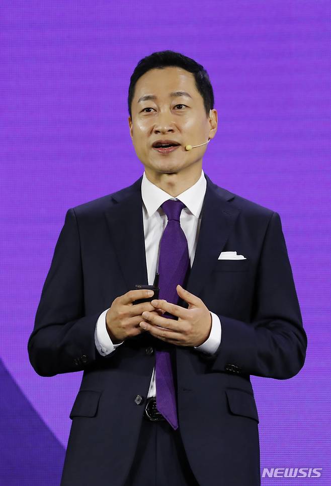 [서울=뉴시스] 고승민 기자 = 8일 서울 코엑스에서 열린 '신세계 유니버스 페스티벌' 행사에서 전항일 지마켓 대표가 기자 프리젠테이션을 하고 있다. 2023.06.08. kkssmm99@newsis.com