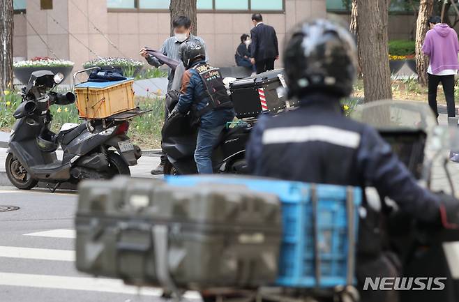 [서울=뉴시스] 김금보 기자 = 3일 서울 시내 한 음식점 거리에 배달 오토바이가 주차돼 있다. 2월 온라인 배달 음식 주문이 역대 가장 큰 폭으로 감소했다. 통계청 발표 온라인쇼핑 동향에 따르면 2월 온라인 음식 서비스 거래액이 전년보다 11.5% 감소했다. 사회적 거리두기 해제로 인해 음식 배달 서비스 거래가 줄어든 것으로 풀이된다. 2023.04.03. kgb@newsis.com
