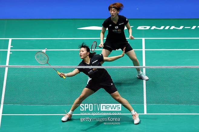 ▲ Baek Ha-na (front) and Lee So-hee play in the women's doubles semifinal at the 2023 BWF Singapore Open.