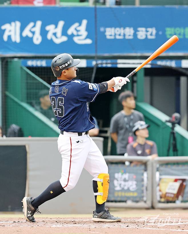 ▲ 2번타자로 선발 출전한 김태연이 2회 4점 차로 달아나는 2점 홈런을 터트렸다. ⓒ 한화 이글스