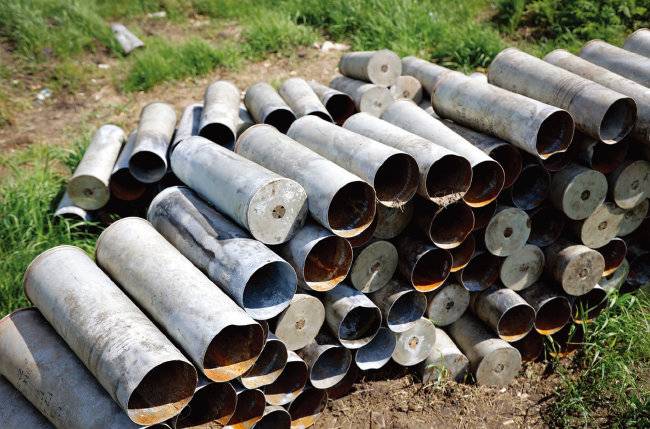 우크라이나군이 쏜 포탄 탄피가 쌓여 있다. 전시 포병의 사격량은 평시 예상치를 훌쩍 뛰어넘을 수밖에 없다. [뉴시스]