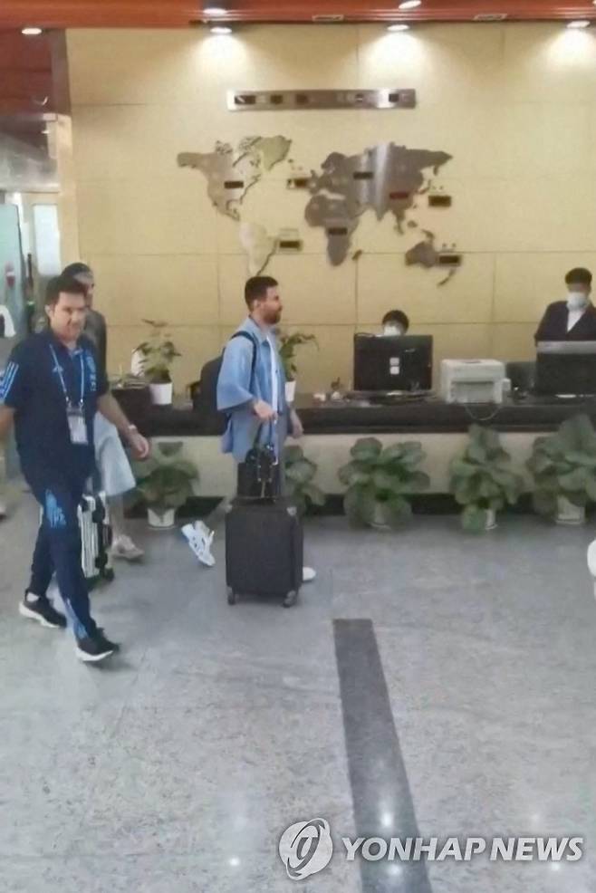 베이징공항서 걸어가는 메시 (로이터=연합뉴스)