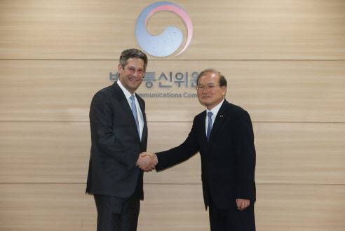 조엘 캐플란(Joel Kaplan) 메타 플랫폼 글로벌 정책총괄 부사장(왼쪽)과 이상인 방송통신위원회 상임위원이 기념촬영 하는 모습(사진=방송통신위원회)