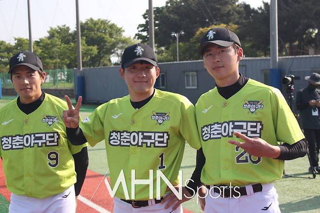 이동규, 정윤환과 함께 한 조부겸(사진 맨 우측). 최근 그는 LG 트윈스에 합류했다. 사진ⓒ김현희 기자