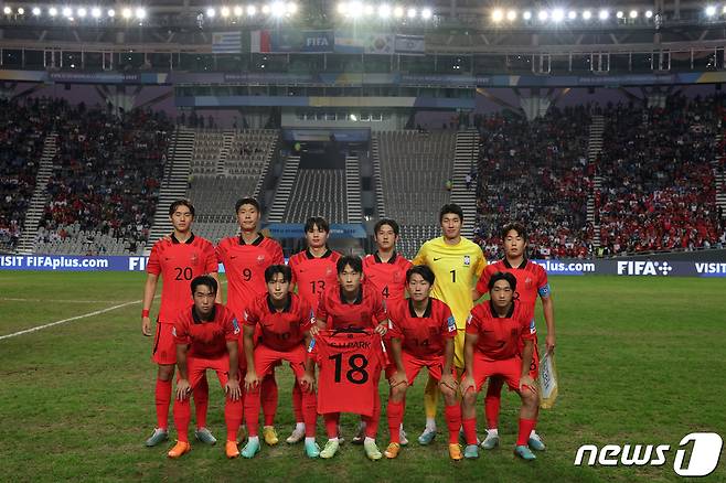 8일(현지시간) 아르헨티나 라플라타 라플라 스타디움에서 열린 'FIFA U-20 월드컵 아르헨티나 2023' 준결승전 한국과 이탈리아의 경기에서 한국 대표팀 선수들이 부상으로 조기 귀국한 박승호의 유니폼을 들고 기념촬영하고 있다. 2023.6.9/뉴스1 ⓒ News1 이승배 기자