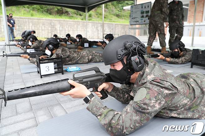 서울 서초구 과학화 예비군훈련장에서 시범 실시된 예비군훈련에서 조교들이 사격훈련을 하고 있다. (국방일보 제공)2022.5.31/뉴스1 ⓒ News1 박응진 기자