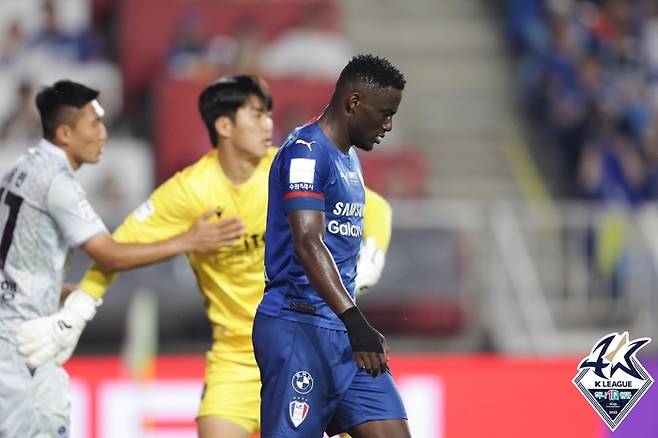 수원 아코스티(가운데). 제공 | 한국프로축구연맹