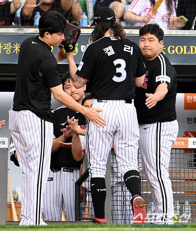 2회말 강판된 켈리가 더그아웃으로 들어가고 있다. 대전=허상욱 기자 wook@sportschosun.com