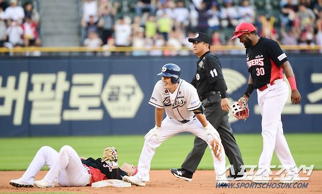 2023 KBO리그 두산베어스와 KIA타이거즈의 경기가 11일 잠실야구장에서 열렸다. 두산 김재호가 6회말 1사 3루에서 투수 땅볼을 치고 수비를 틈타 2루를 노렸으나 아웃되고 있다.  잠실=최문영 기자deer@sportschosun.com /2023.06.11/