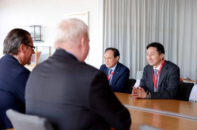 정기선 HD현대 사장이 글로벌 선주들과 만남을 가지고 있는 모습. /HD현대