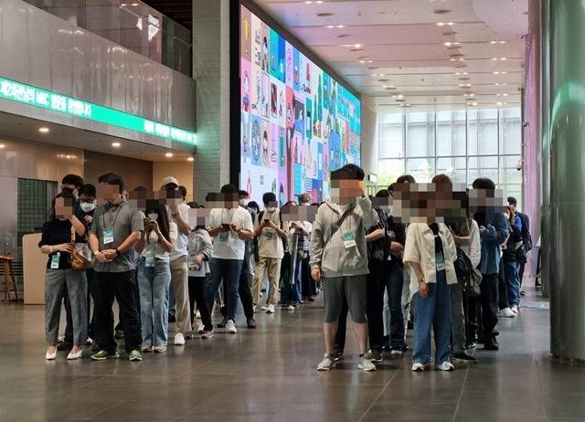 기획재정부 복권관리위원회와 복권 주관사인 동행복권은 10일 오후 제 1071회차 로또 추첨 현장을 공개 생방송으로 진행했다. 사진은 생방송 진행 전 오후 3시 45분께 MBC 상암사옥 방송센터 로비에서 국민 150명이 모여 순서대로 입장하고 있는 모습. /상암동=이선영 기자
