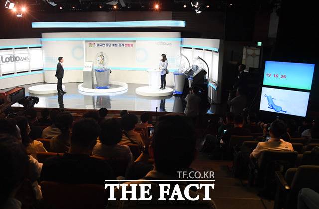 10일 오후 서울 마포구 상암동 MBC 신사옥에서 열린 '대국민 로또6/45 추첨 공개방송'에서 150명 참관인이 지켜보는 가운데 추첨기 '비너스'가 시험 작동을 하고 있다. /이새롬 기자