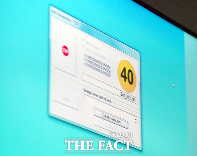 공을 추첨기 내 RFID칩 인식기에 갖다 대면 방청석 모니터 화면에 번호가 뜨는 형식이다.