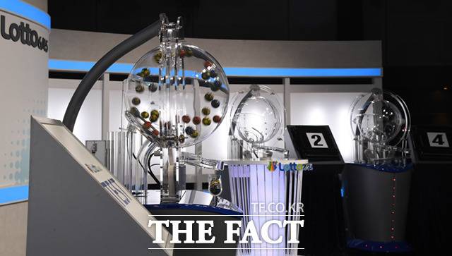 150명 참관인이 보는 가운데 본 추첨기가 여러 차례 시험 작동을 하고 있다.