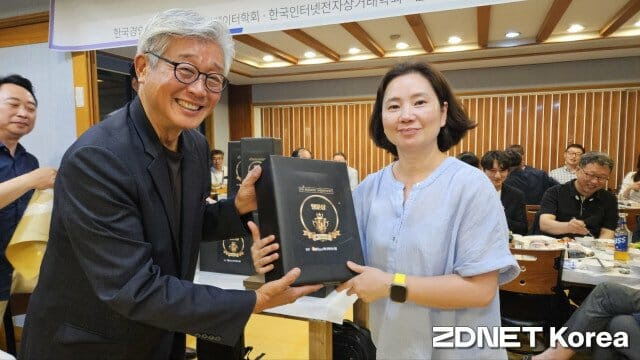 행사 전야제 시상식에서 강현정 홍대 교수(오른쪽)가 부상을 받고 있다. 왼쪽은 황재훈 교수.