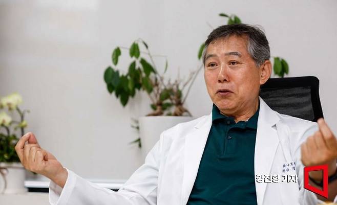 김한겸 고려대 명예교수가 7일 서울 종로구 사무실에서 인터뷰 하고 있다. 사진=강진형 기자aymsdream@