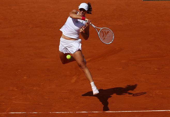 이가 시비옹테크가 10일(현지 시각) 프랑스 파리에서 열린 프랑스오픈 여자 단식 결승전에서 포핸드 스트로크를 날리고 있다. /로이터뉴스1